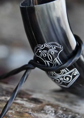 Corne à boire viking avec support Mjölnir – marteau de Thor, métal noir, support trépied seul, vue sur tronc, reconstitution