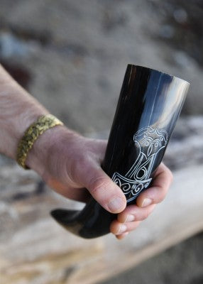 Corne à boire viking avec support Mjölnir – marteau de Thor, corne noire, détail gravure Mjölnir, support trépied, GN LARP