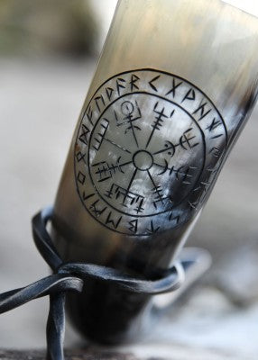 Corne à boire viking avec support Vegvísir – boussole viking, corne beige, gros plan gravure Vegvísir, reconstitution viking