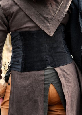Détail du corsage Anik noir en velours de coton, avec coupe ajustée et laçages latéraux pour GN ou LARP