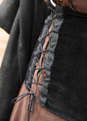 Gros plan du laçage latéral du corsage Anik noir en velours de coton, pour tenue de reconstitution ou GN