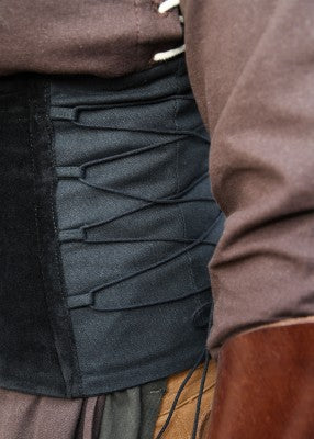 Détail du côté du corsage Anik noir, avec laçage partiel ajustable pour tenue de reconstitution, GN ou LARP