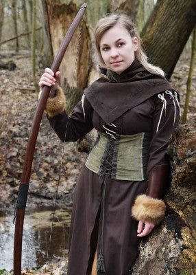 Corsage Anik vert porté en extérieur avec arc, pour costume de reconstitution, GN ou LARP