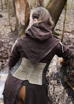 Dos du corsage Anik vert en velours de coton, porté avec cape à capuche pour reconstitution, GN ou LARP