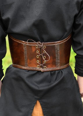 Vue de dos du corsage sous-poitrine en cuir renforcé brun, avec laçage arrière et œillets métalliques