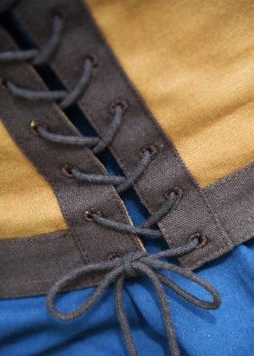 Détail du bas du corsage Kenna brun, avec laçage avant et tissu en coton contrasté