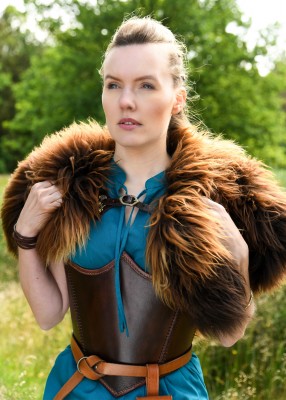 Corsage sous-poitrine en cuir brun porté avec étole en fourrure, sur robe bleue
