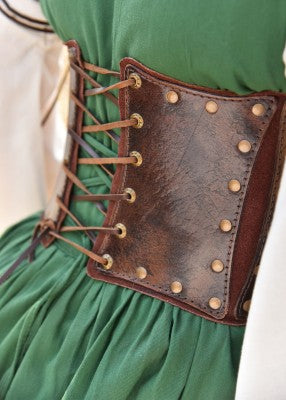 Détail du corsage sous-poitrine brun en cuir doublé suède, avec œillets couleur laiton