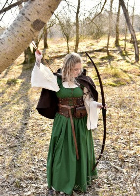 Corsage sous-poitrine brun en cuir doublé suède porté en tenue de reconstitution médiévale