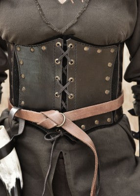Corsage sous-poitrine noir en cuir doublé suède, porté de face en tenue GN ou LARP