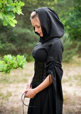 Corsage sous-poitrine noir en cuir doublé suède porté de profil, avec capuche