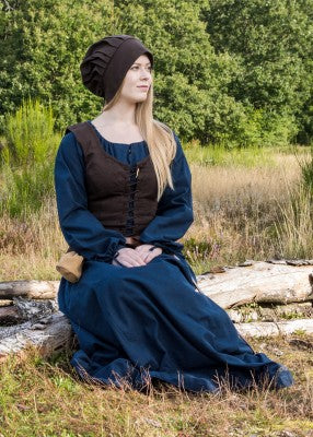 Corsage Tilda brun porté assis, avec robe bleue et bonnet pour tenue de reconstitution, GN ou LARP