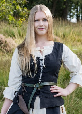 Corsage Tilda noir en coton, vue de face, porté avec ceinture verte pour reconstitution, GN ou LARP