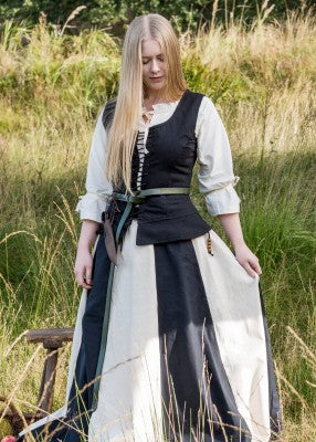 Corsage Tilda noir en coton sur robe claire, porté en extérieur pour tenue de reconstitution, GN ou LARP