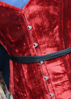 Détail de la fermeture avant du corsage pleine poitrine en velours rouge, avec crochets métalliques