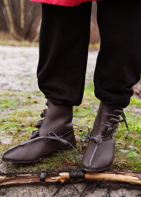 Demi-bottes viking en cuir marron foncé – reconstitution & spectacle, cuir marron foncé, profil côté, fond blanc, GN LARP