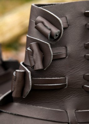 Demi-bottes viking en cuir marron foncé – reconstitution & spectacle, cuir marron foncé, boutons roulés, gros plan, GN LARP