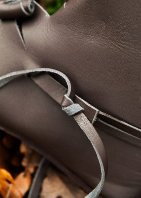 Demi-bottes viking en cuir marron foncé – reconstitution & spectacle, cuir marron foncé, lanière attache, gros plan, GN LARP