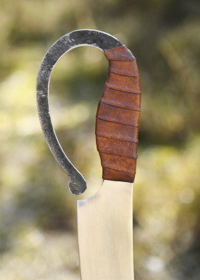 Dussack à poignée en arceau, acier gris et cuir brun, gros plan arceau et poignée cuir, combat scénique, GN, LARP, médiéval