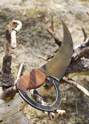 Dussack à poignée en arceau, acier gris et cuir brun, détail arceau de garde sur branches, combat scénique, GN, LARP médiéval