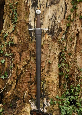 Épée d’armes à pommeau en roue – épée au fourreau cuir noir – vue verticale contre tronc d’arbre avec lierre, en extérieur