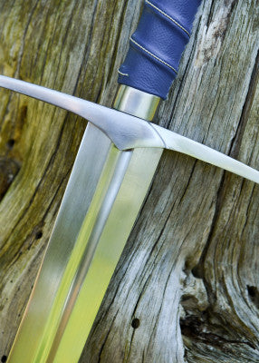 Épée bâtarde à poignée bleue - SK-C, acier gris cuir bleu, vue fond blanc diagonale, combat scénique reconstitution GN LARP