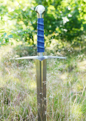 Épée bâtarde à poignée bleue - SK-C, acier gris cuir bleu, vue entière contre souche, combat scénique reconstitution GN LARP