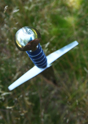 Épée bâtarde à poignée bleue - SK-C, acier gris cuir bleu, vue pommeau et garde en plongée, combat scénique GN LARP médiéval