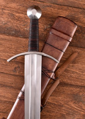 Épée de croisé à pommeau en boule, acier gris et cuir brun, détail garde courbe, poignée cuir et pommeau, combat scénique