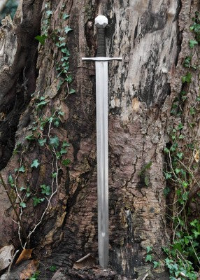 Épée de croisé à pommeau octogonal – lame grise et garde droite – vue complète verticale contre tronc d’arbre avec lierre