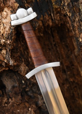 Épée viking Godfred, acier gris et cuir brun, vue entière de l’épée sur tronc d’arbre, reconstitution GN LARP combat scénique