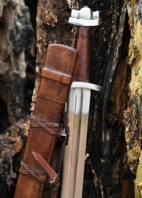 Épée viking Godfred, acier gris et cuir brun, gros plan garde et pommeau trilobé, reconstitution GN LARP combat scénique