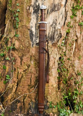Épée viking Godfred, cuir brun, vue du fourreau complet suspendu sur tronc, reconstitution médiévale GN LARP combat scénique