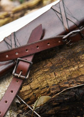 Épée viking Godfred, cuir brun, détail boucle et sangle de port du fourreau, reconstitution GN LARP combat scénique médiéval