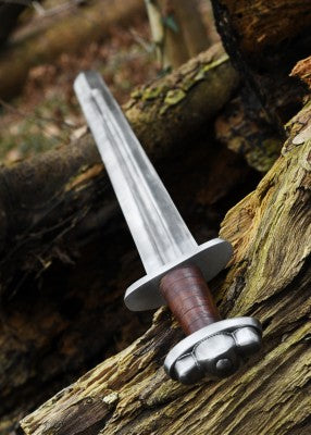 Épée viking Godfred, acier gris et cuir brun, vue en biais lame et pommeau sur souche, reconstitution GN LARP combat scénique