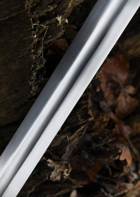 Épée viking Godfred nordique, acier gris, gros plan lame avec gouttière et reflets, combat scénique et reconstitution GN LARP