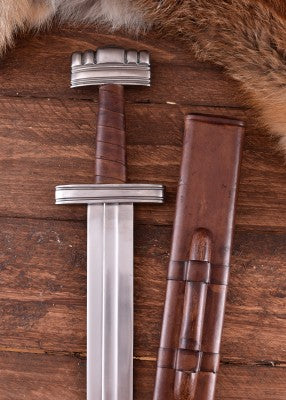 Épée viking de Hedmark – SK-B, acier gris, cuir brun, poignée et fourreau sur table, reconstitution, GN, combat scénique