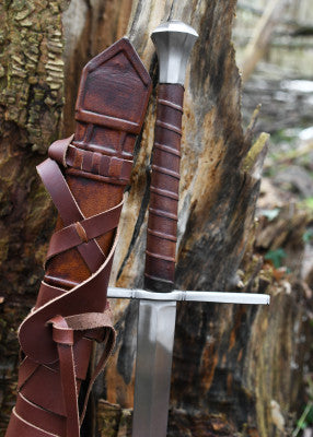 Épée longue à pommeau conique tronqué – SK-B, acier gris cuir brun, vue duo verticale, combat scénique reconstitution GN/LARP