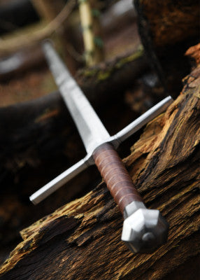 Épée longue à pommeau conique tronqué – SK-B, acier gris cuir brun, détail pommeau, combat scénique reconstitution GN/LARP