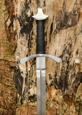 Épée longue franque à quillons arqués vers la lame, acier gris et cuir noir, vue studio fond blanc, reconstitution GN LARP