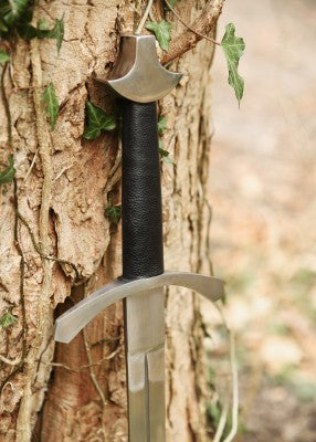 Épée longue franque à quillons arqués vers la lame, acier gris et cuir noir, gros plan gouttière de lame, combat scénique