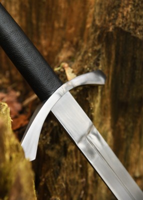 Épée longue franque à quillons arqués vers la lame, acier gris et cuir noir, vue poignée sur arbre, reconstitution GN LARP