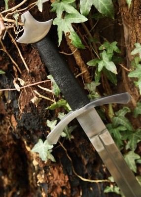 Épée longue franque à quillons arqués vers la lame, acier gris et cuir noir, détail quillons arqués, combat scénique GN LARP