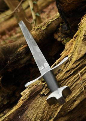 Épée longue franque à quillons arqués vers la lame, acier gris et cuir noir, détail garde avec lierre, reconstitution GN LARP