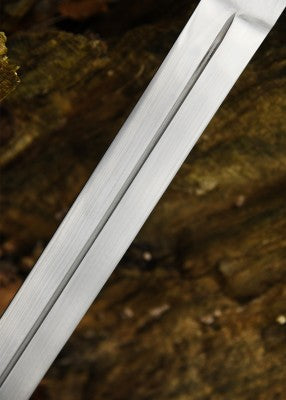 Épée longue franque à quillons arqués vers la lame, acier gris et cuir noir, vue en biais sur souche, combat scénique GN LARP