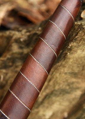 Épée longue à pommeau en poire cannelée – poignée en cuir brun cousu – gros plan sur l’enroulement et les coutures régulières