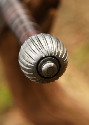 Épée longue à pommeau en poire cannelée – pommeau cannelé acier – gros plan du pommeau et rivet, arrière-plan flou, extérieur