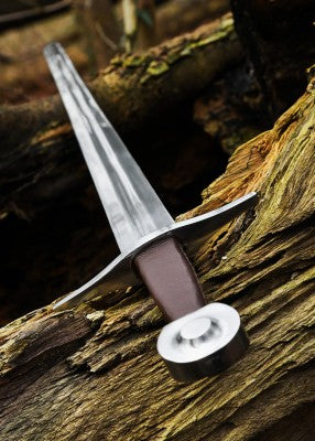 Épée d'armes à garde en croix – SK-C, acier gris cuir brun, vue entière sur écorce, reconstitution, combat scénique, GN LARP