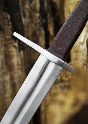 Épée d'armes à garde en croix – SK-C, acier gris cuir brun, vue fond blanc diagonale, reconstitution, combat scénique, GN LARP