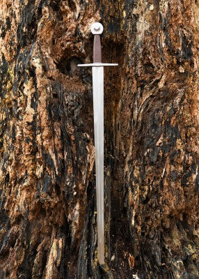 Épée d'armes à garde en croix – SK-C, acier gris cuir brun, vue sur bois en extérieur, reconstitution, combat scénique, GN LARP